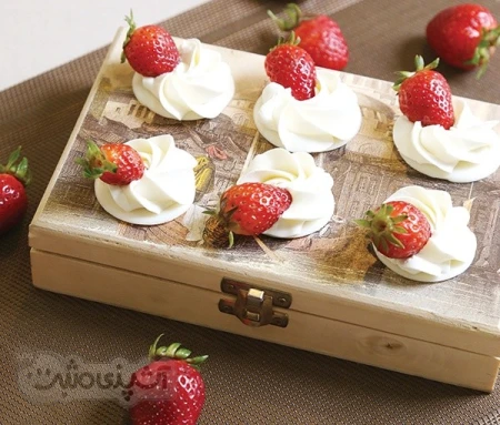 شکلات با نگین توت فرنگی