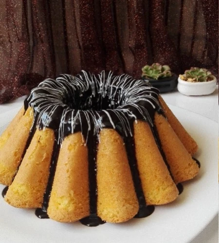 کیک پرتقالی با سس گاناش