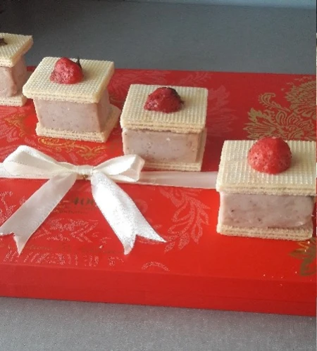 بستنی موز و توت فرنگی