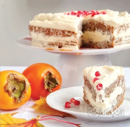کیک خرمالو با رویه پنیر و انار