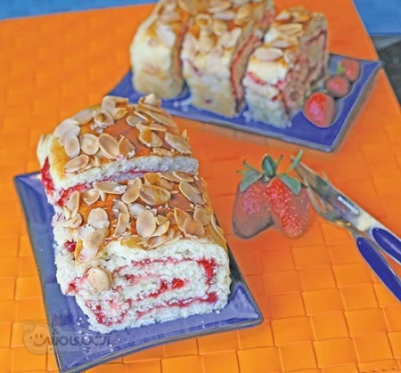 نان رول توت فرنگی