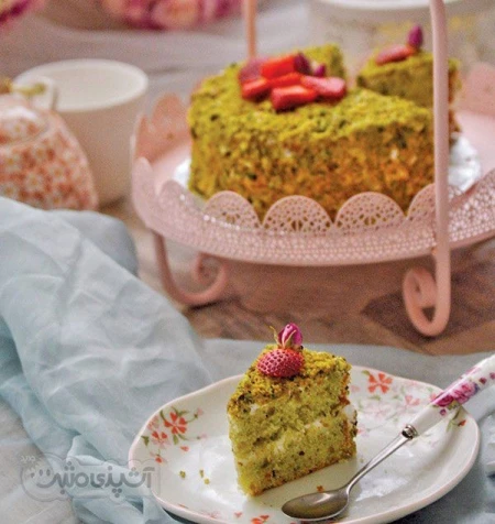 کیک پسته و توت فرنگی