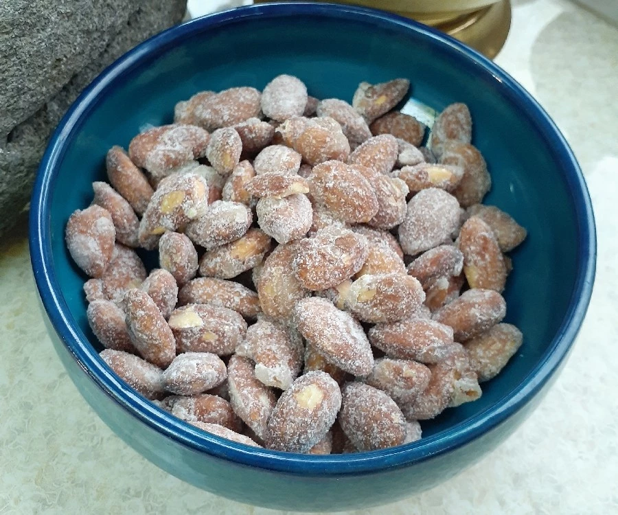 عکس بادام کَره عسلی (آجیل کُره ای)