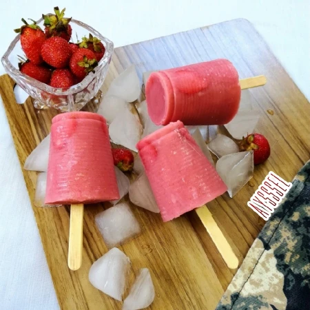 بستنی یخی شیری توت فرنگی