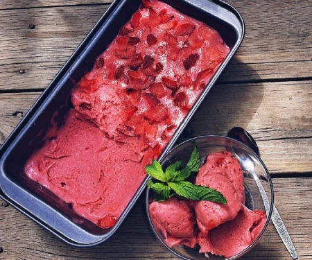 بستنی توت فرنگی با ثعلب
