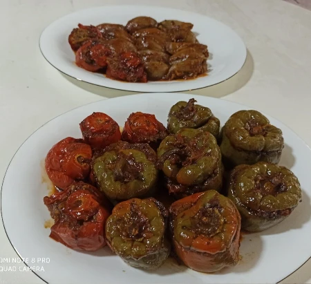 سس مخصوص دلمه ی گوجه و پیاز و فلفل دلمه