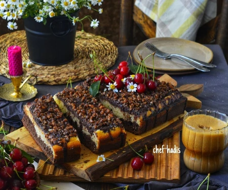 کیک دو رنگ شکلاتی با روکش شکلاتی گردویی