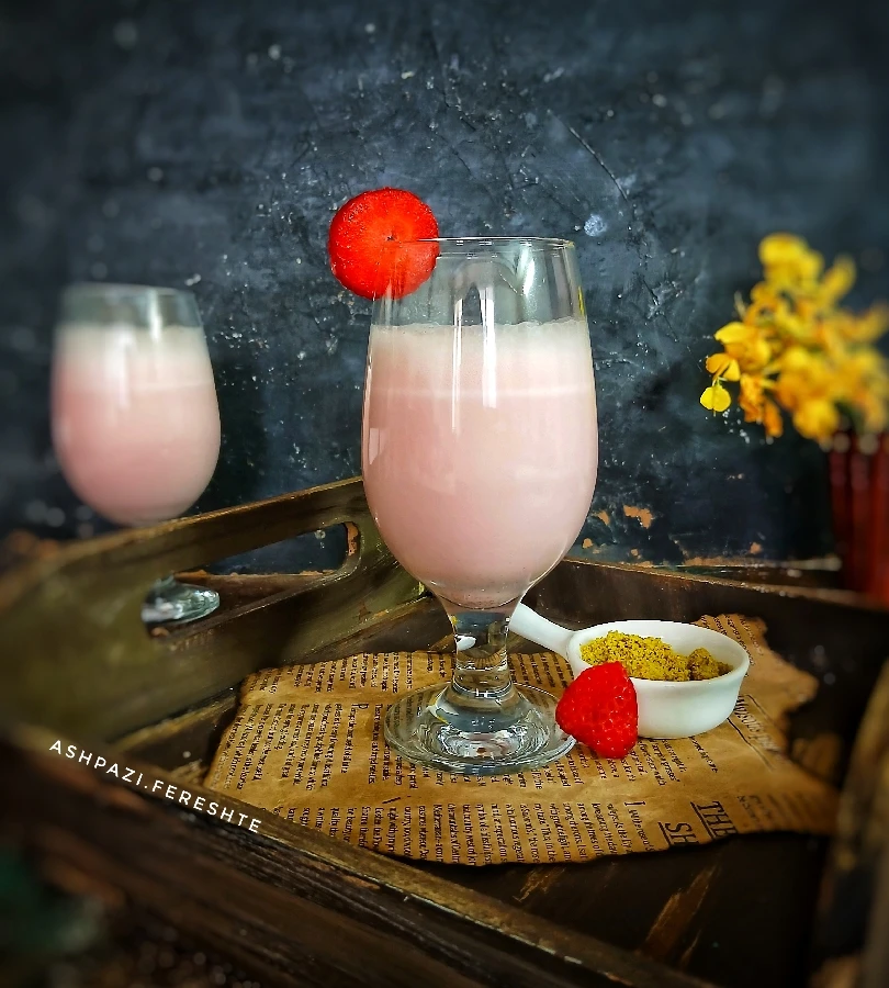 عکس شیک پسته و توت فرنگی 
