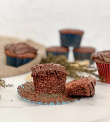 کاپ کیک شکلاتی همراه با کرم شکلاتی