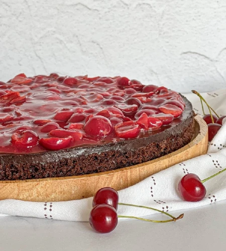 موس کیک شکلاتی و سس آلبالویی