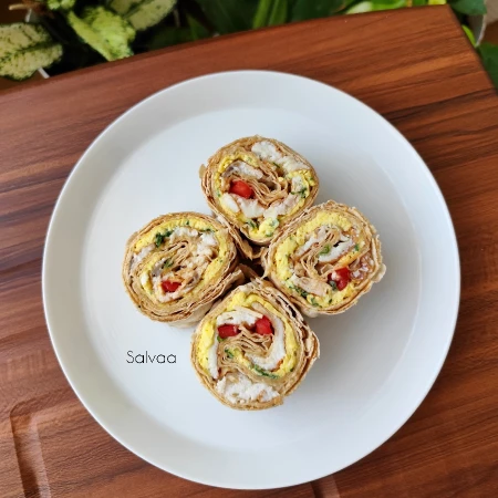 ساندویچ رنگی با تخم مرغ برای صبحانه