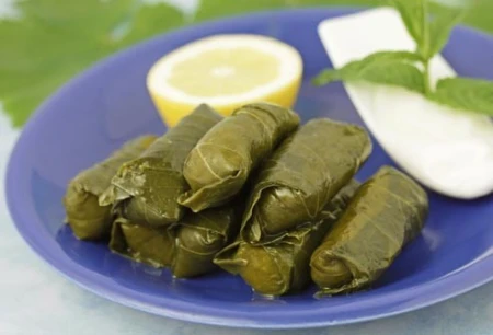 دلمه برگ مو با مرغ