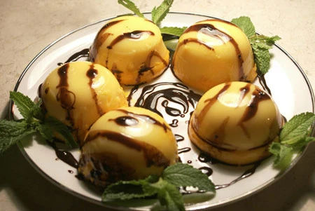 کاسترد قالبی با سس شکلات