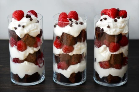 دسر ترایفل براونی و میوه